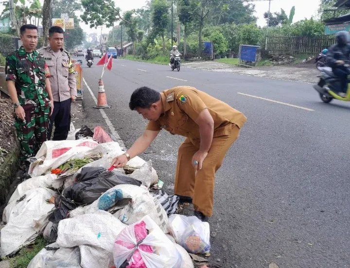 Kades Cijedil Bersama Aparat TNI-Polri Temukan Sampah Ilegal di Wilayah Desa: Kami Akan Ambil Solusinya