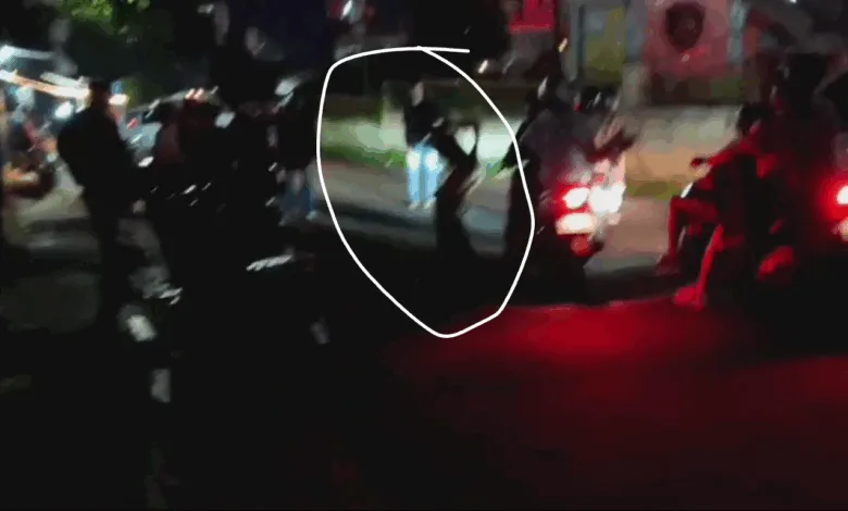 Video bobotoh Cianjur lakukan aksi tak senonoh saat konvoi kemenangan Persib viral. Polisi tingkatkan patroli dan imbau tertib.