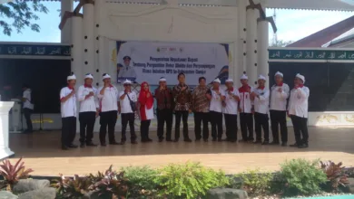 Penyerahan SK yang dilangsungkan di taman Pancaniti Pemerintah Kabupaten Cianjur ini sekaligus dirangkaikan dengan penyerahan SK penggantian antar waktu anggota BPD.