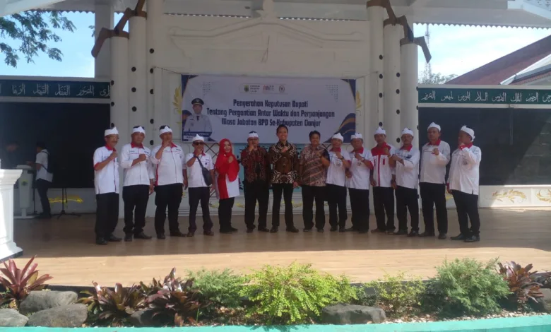 Penyerahan SK yang dilangsungkan di taman Pancaniti Pemerintah Kabupaten Cianjur ini sekaligus dirangkaikan dengan penyerahan SK penggantian antar waktu anggota BPD.