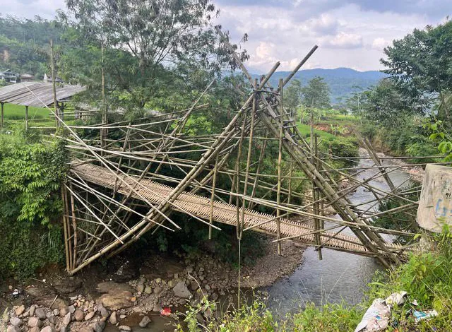 Bertaruh nyawa setiap hari di atas jembatan bambu darurat di Cimenteng, Cianjur. Warga sudah lelah menanti janji perbaikan dari pemerintah selama lima tahun.