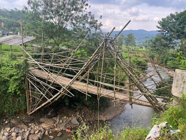Bertaruh nyawa setiap hari di atas jembatan bambu darurat di Cimenteng, Cianjur. Warga sudah lelah menanti janji perbaikan dari pemerintah selama lima tahun.