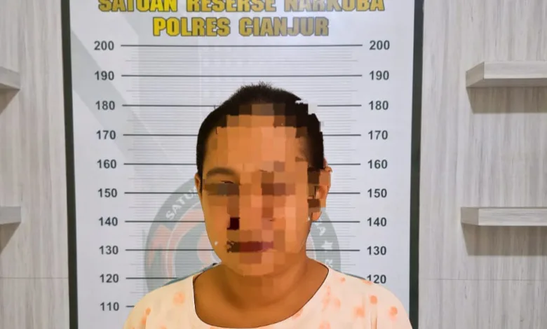 Berawal dari pengguna, wanita (50) di Cianjur nekat jadi pengedar sabu dan kini terancam 20 tahun penjara.