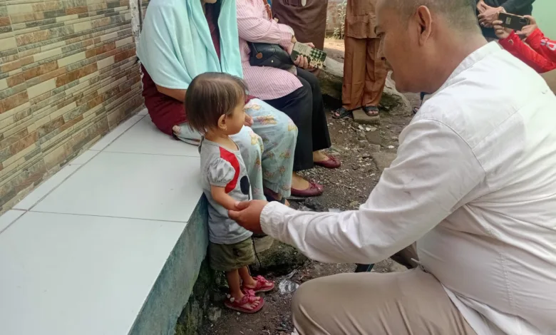 Camat Cugenang, Ali Akbar, bersama kepala desa, kepala puskesmas, dan bidan desa telah mengunjungi langsung rumah keluarga Aleena.