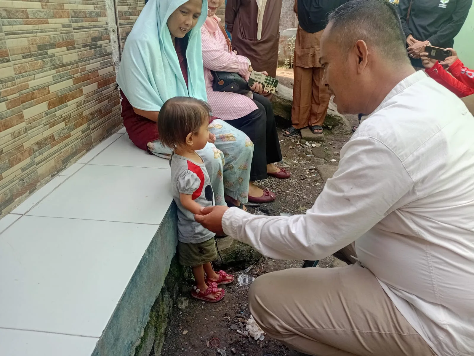 Camat Cugenang, Ali Akbar, bersama kepala desa, kepala puskesmas, dan bidan desa telah mengunjungi langsung rumah keluarga Aleena.