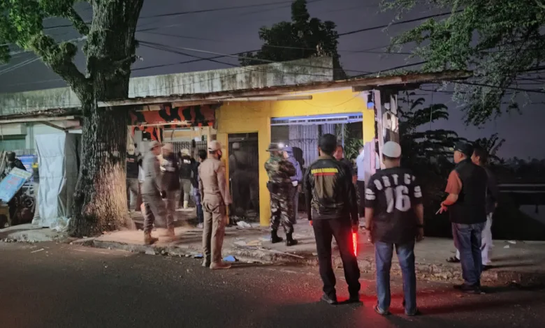 PENERTIBAN KIOS ILEGAL Suasana saat petugas gabungan dari Satpol PP dan Damkar Cianjur menertibkan empat kios ilegal yang berdiri di atas saluran air di Jalan Arif Rahman Hakim, Senin (9/6/2025) malam.