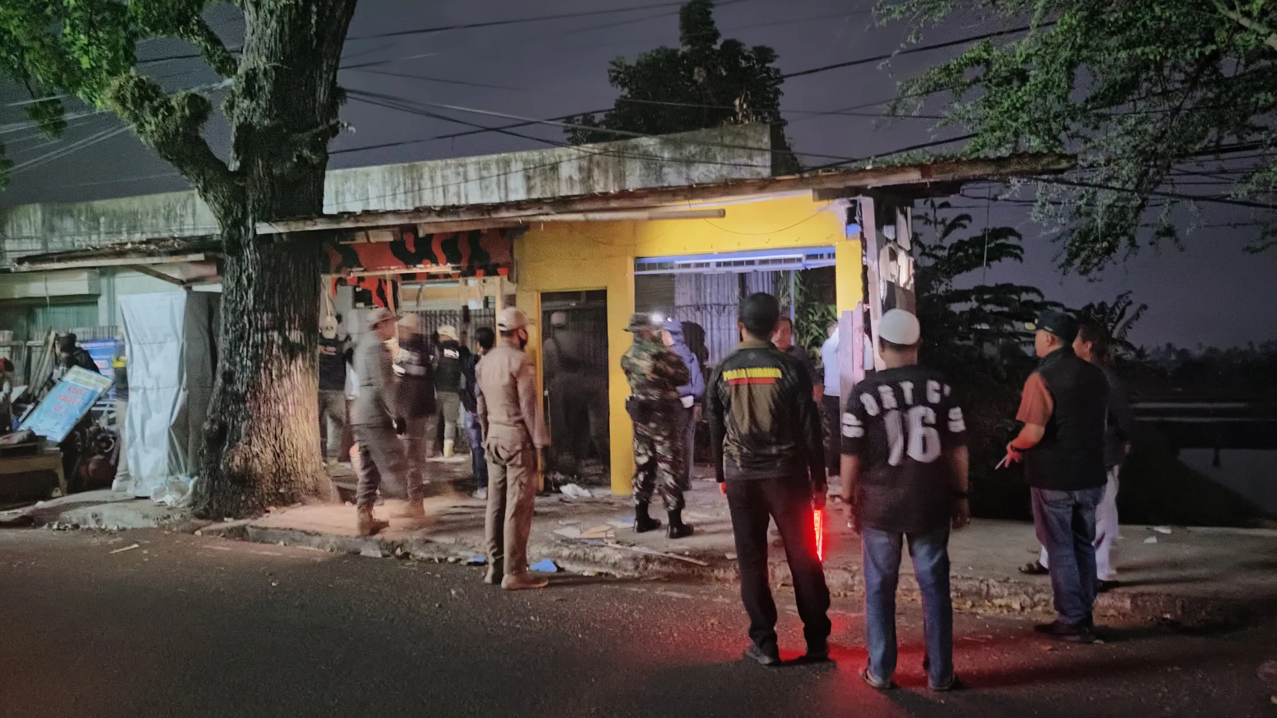 PENERTIBAN KIOS ILEGAL Suasana saat petugas gabungan dari Satpol PP dan Damkar Cianjur menertibkan empat kios ilegal yang berdiri di atas saluran air di Jalan Arif Rahman Hakim, Senin (9/6/2025) malam.