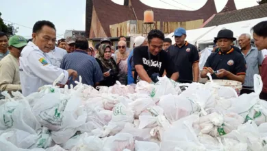 IKM Cipanas Raya Bersama DKM Nurul Huda Bagikan 1000 Kantong Daging Kurban untuk Warga