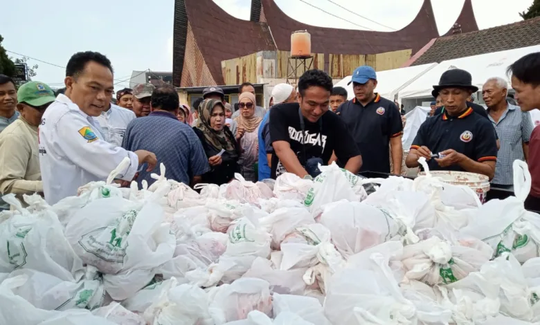 IKM Cipanas Raya Bersama DKM Nurul Huda Bagikan 1000 Kantong Daging Kurban untuk Warga