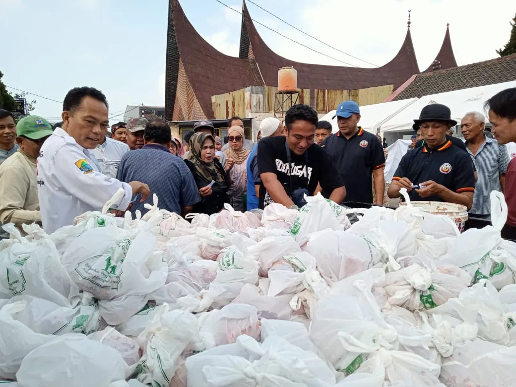 IKM Cipanas Raya Bersama DKM Nurul Huda Bagikan 1000 Kantong Daging Kurban untuk Warga