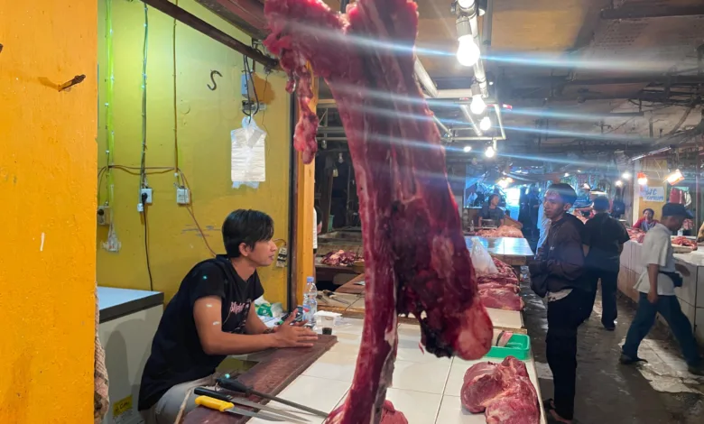 Pasca-Lebaran Iduladha, permintaan daging ayam dan sapi melonjak di Pasar Muka Ramayana Cianjur.