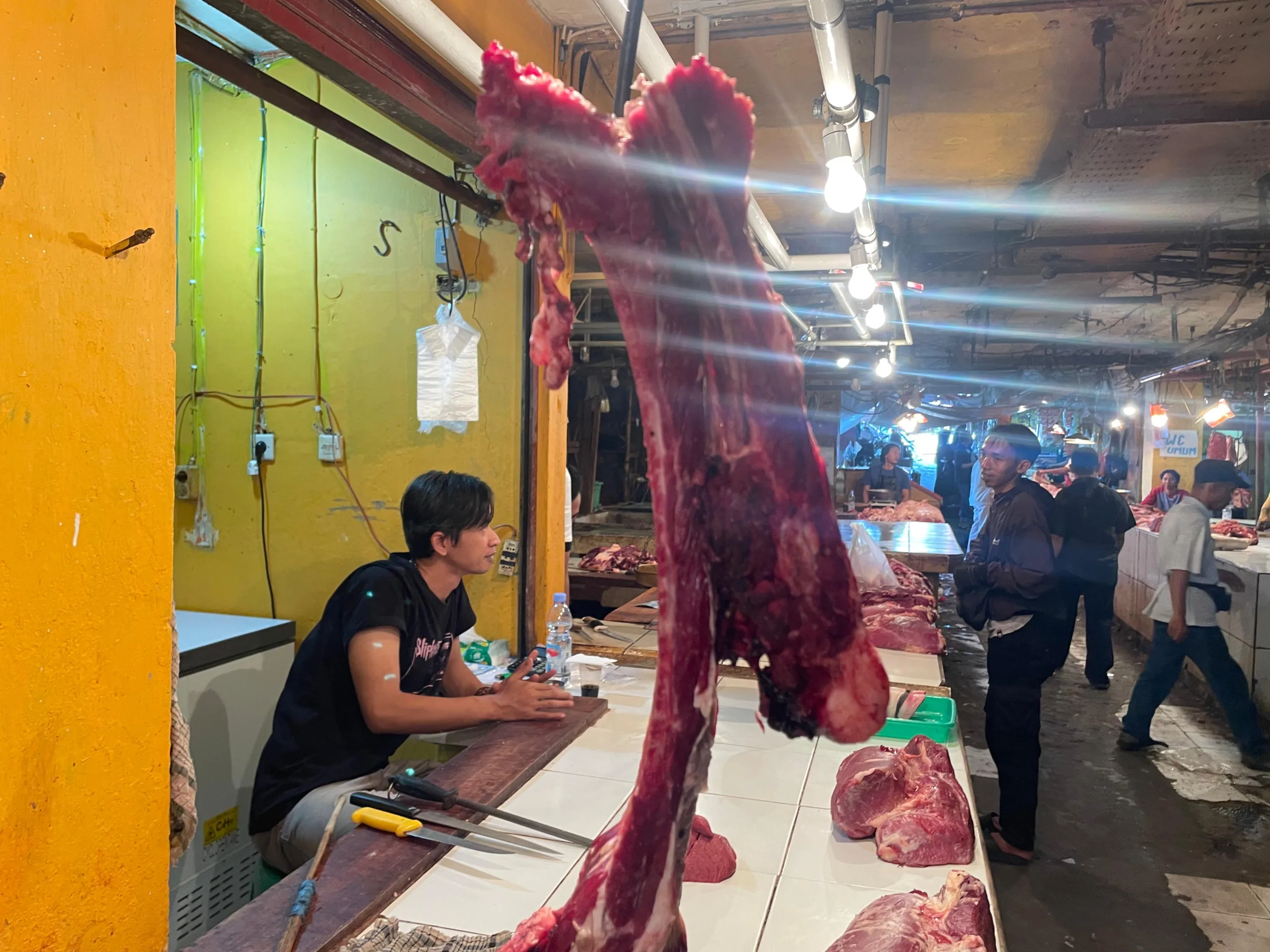 Pasca-Lebaran Iduladha, permintaan daging ayam dan sapi melonjak di Pasar Muka Ramayana Cianjur.