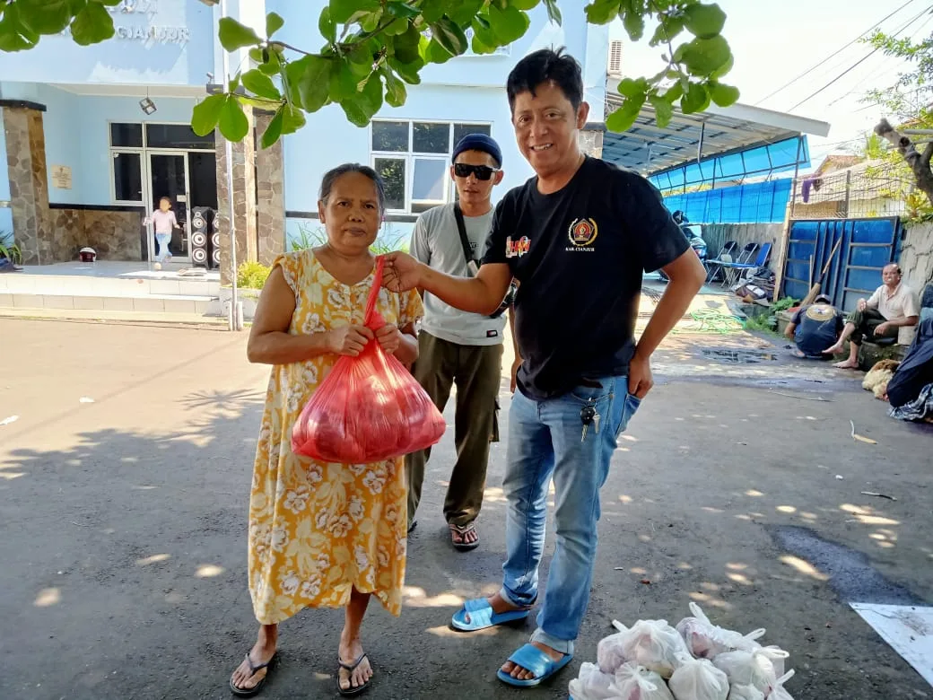 PWI Cianjur Kurban Tiga Ekor Domba, Bagikan Daging Bagi Warga Sekitar
