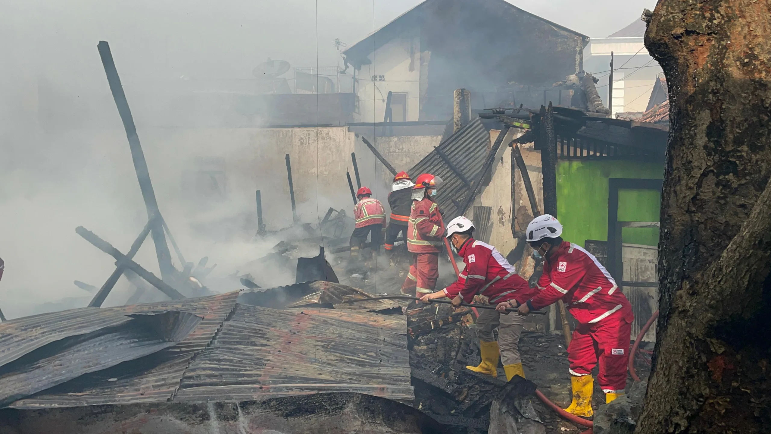 Empat bangunan terbakar di Cianjur pada Sabtu (14/06/2025) akibat permainan masak-masakan anak. Kerugian material capai Rp 200 juta.