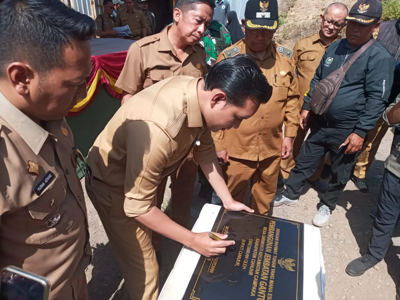 Jembatan Gantung Sukaresmi Diresmikan Bupati Cianjur, Akses Warga Girimukti Kini Lebih Lancar