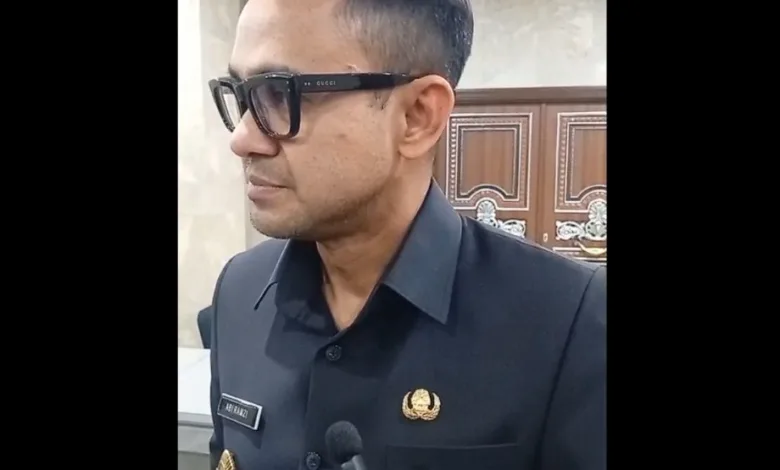 Kejari Cianjur geledah Kantor Dishub terkait dugaan korupsi proyek PJU senilai Rp40 miliar. Wakil Bupati Abi Ramzi tegaskan harus ada yang bertanggung jawab atas kasus ini