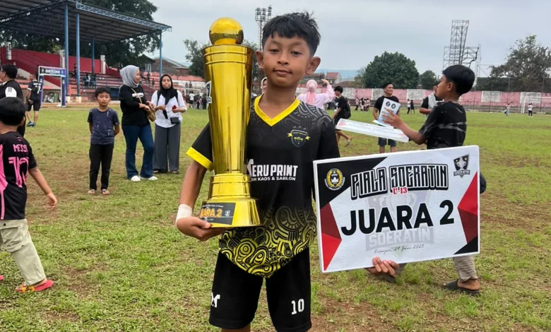 Muhammad Ravi Fabregas, talenta muda SSB Sayap Walet. Meski menjadi juara 2 di Piala Soeratin U-13 PSSI Cianjur 2025, berhasil mengantarkan timnya lolos ke tingkat provinsi Jawa Barat.
