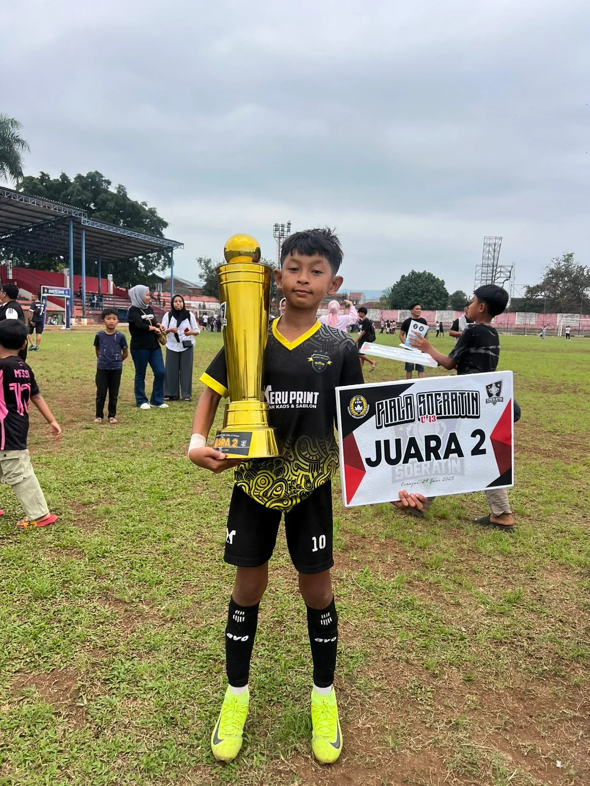 Muhammad Ravi Fabregas, talenta muda SSB Sayap Walet. Meski menjadi juara 2 di Piala Soeratin U-13 PSSI Cianjur 2025, berhasil mengantarkan timnya lolos ke tingkat provinsi Jawa Barat.