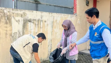 PLN UP3 Cianjur perkuat kedekatan dengan warga melalui aksi bersih-bersih lingkungan, melibatkan pegawai, Srikandi PLN, dan masyarakat sekitar.