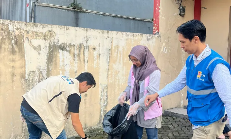 PLN UP3 Cianjur perkuat kedekatan dengan warga melalui aksi bersih-bersih lingkungan, melibatkan pegawai, Srikandi PLN, dan masyarakat sekitar.