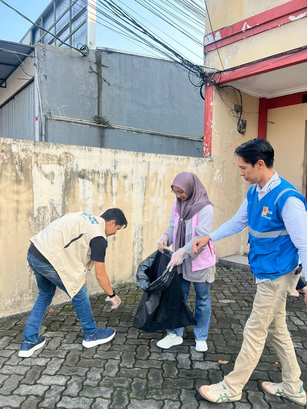 PLN UP3 Cianjur perkuat kedekatan dengan warga melalui aksi bersih-bersih lingkungan, melibatkan pegawai, Srikandi PLN, dan masyarakat sekitar.