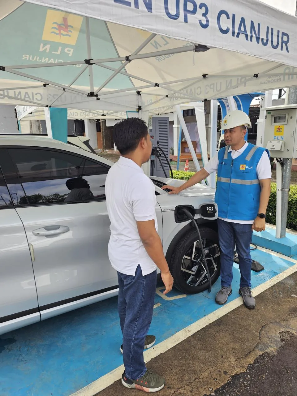 PLN UP3 Cianjur siagakan puluhan SPKLU strategis di jalur mudik dan wisata menyambut libur panjang Idul Adha 1446 H. Dukung kendaraan listrik dan energi bersih!