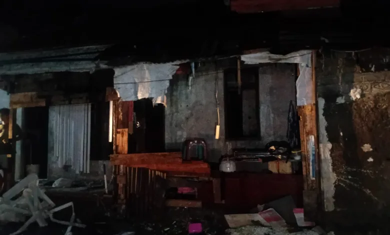 Pemandangan sisa-sisa kebakaran rumah di Limbangan Sari