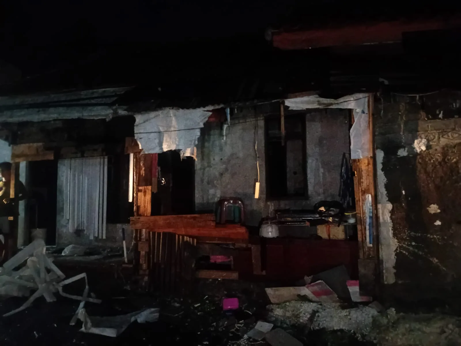 Pemandangan sisa-sisa kebakaran rumah di Limbangan Sari