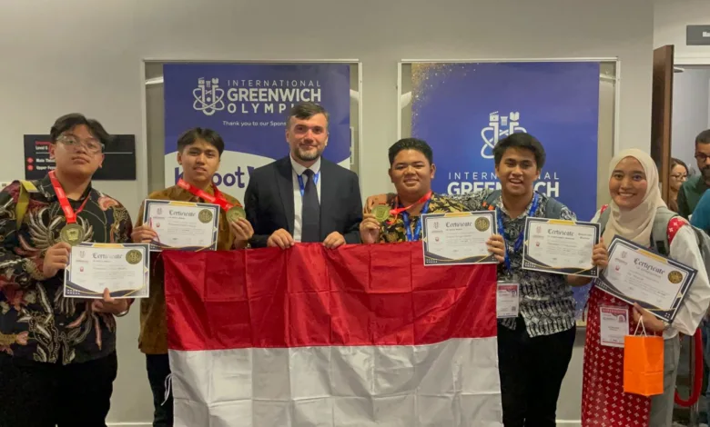Tiga pelajar asal Cianjur dan Bandung meraih emas di IGO London 2025. Mereka mengubah limbah tulang ayam menjadi batu bata ramah lingkungan.