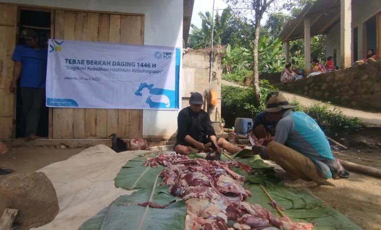 YBM PLN UP3 Cianjur tebar berkah Idul Adha 2025 dengan menyalurkan daging kurban kepada 100 keluarga di Desa Majalaya, Cianjur.