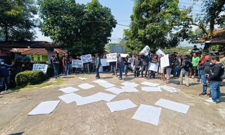Diduga Lecehkan Staf, Kepala Desa Sukaraharja di Cianjur Mundur Usai Didesak Warga