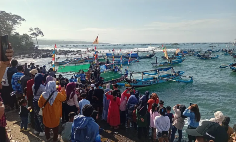 Doa yang Dihanyutkan ke Samudra Potret Syukur dan Harapan Nelayan Pantai Jayanti dalam Tradisi Tahunan