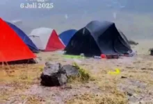 Fenomena langka hujan es terjadi di Alun-alun Suryakencana, Gunung Gede Pangrango.