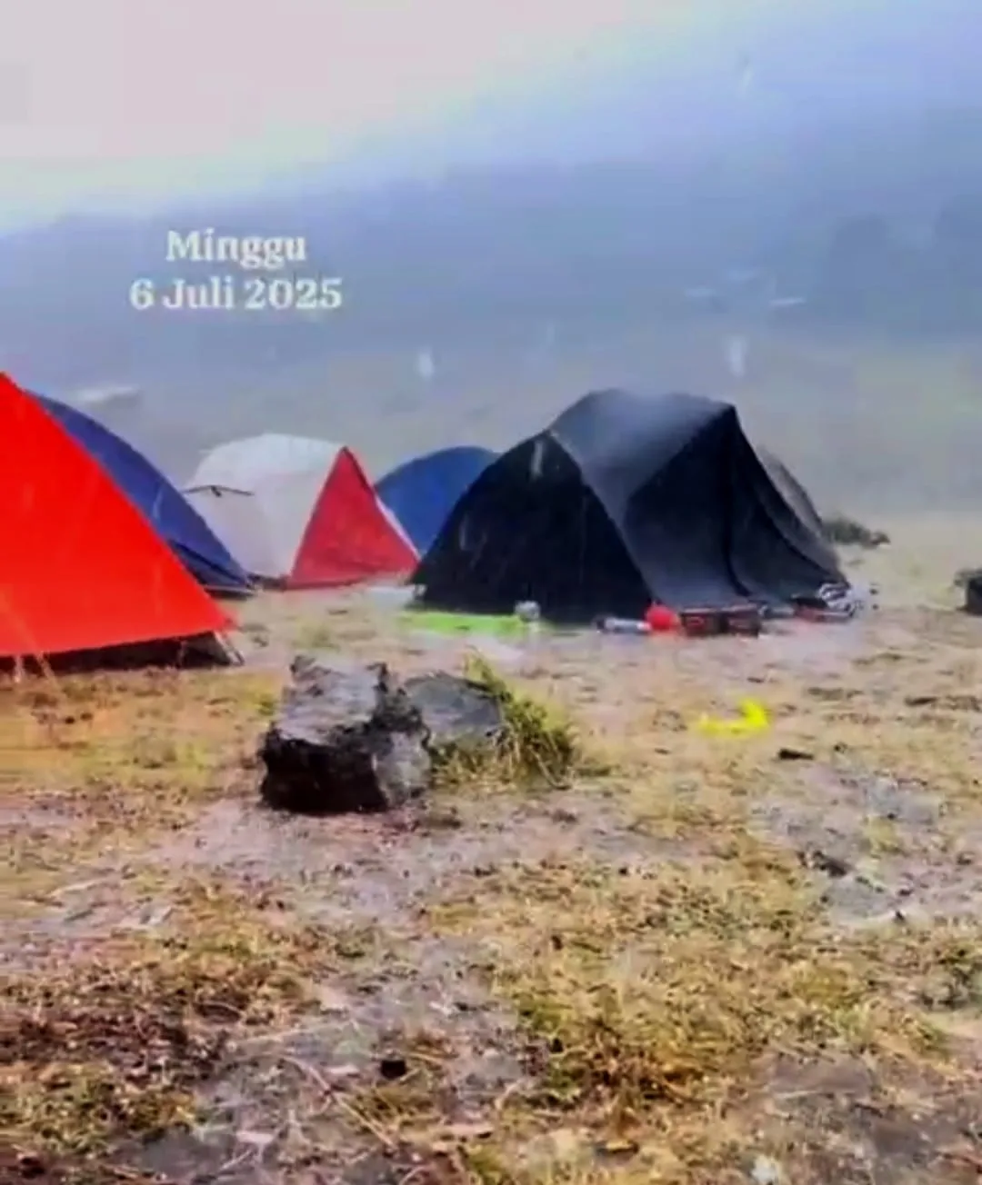 Fenomena langka hujan es terjadi di Alun-alun Suryakencana, Gunung Gede Pangrango.