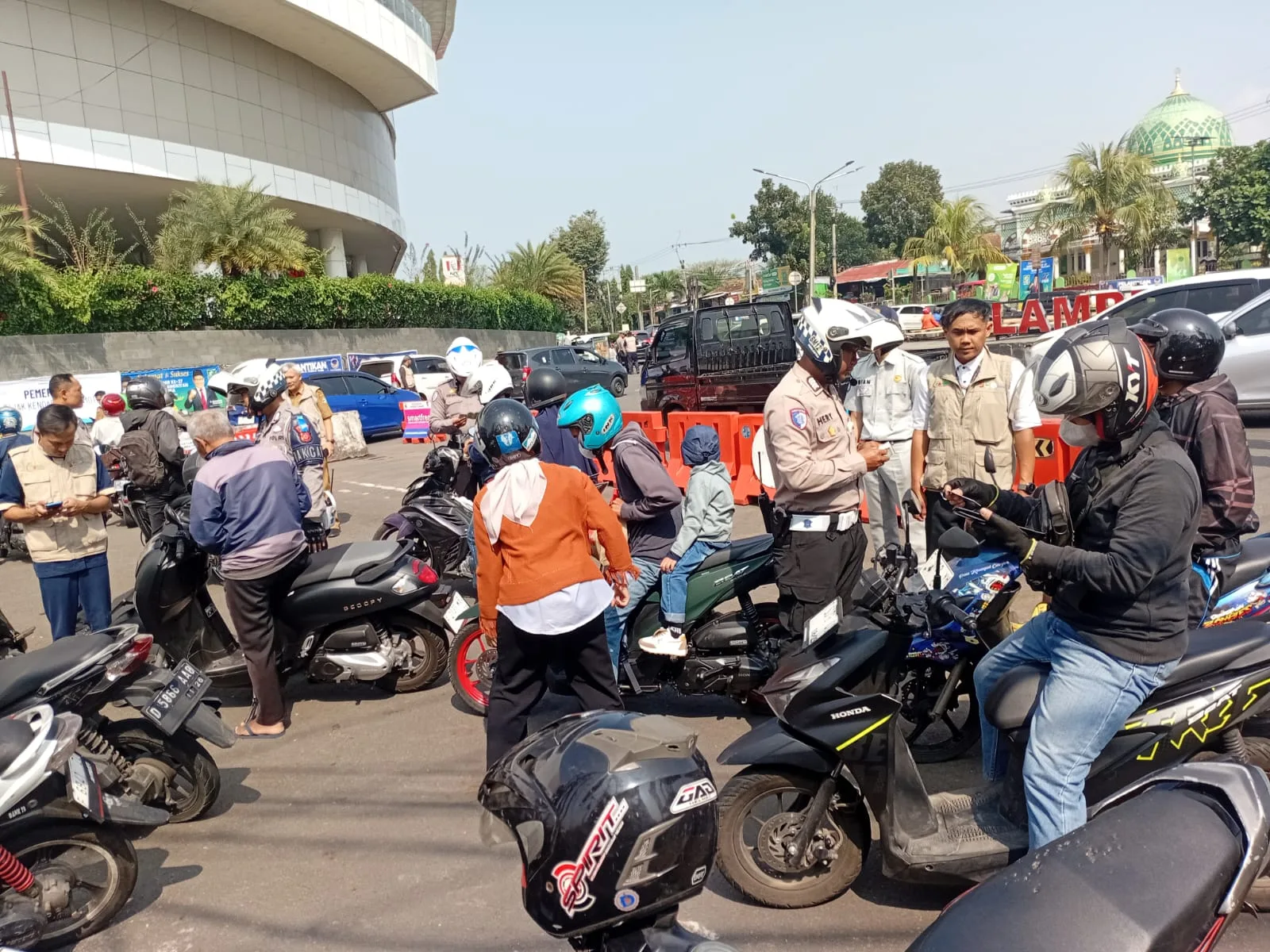 Hingga Siang Nanti, Petugas Gabungan Gelar Operasi Pajak Kendaraan di Tugu Lampu Gentur.