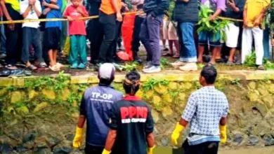 Warga Haurwangi, Cianjur, menemukan sesosok mayat pria di saluran irigasi. Korban adalah penderita strok yang hilang dari kontrakannya