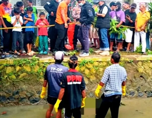 Warga Haurwangi, Cianjur, menemukan sesosok mayat pria di saluran irigasi. Korban adalah penderita stroke yang hilang dari kontrakannya