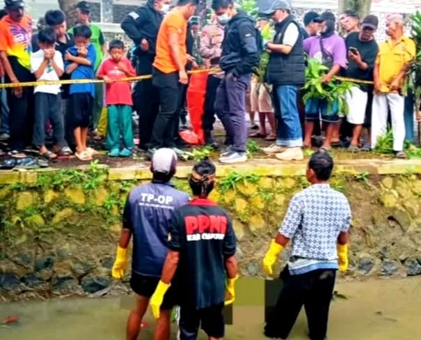 Warga Haurwangi, Cianjur, menemukan sesosok mayat pria di saluran irigasi. Korban adalah penderita stroke yang hilang dari kontrakannya