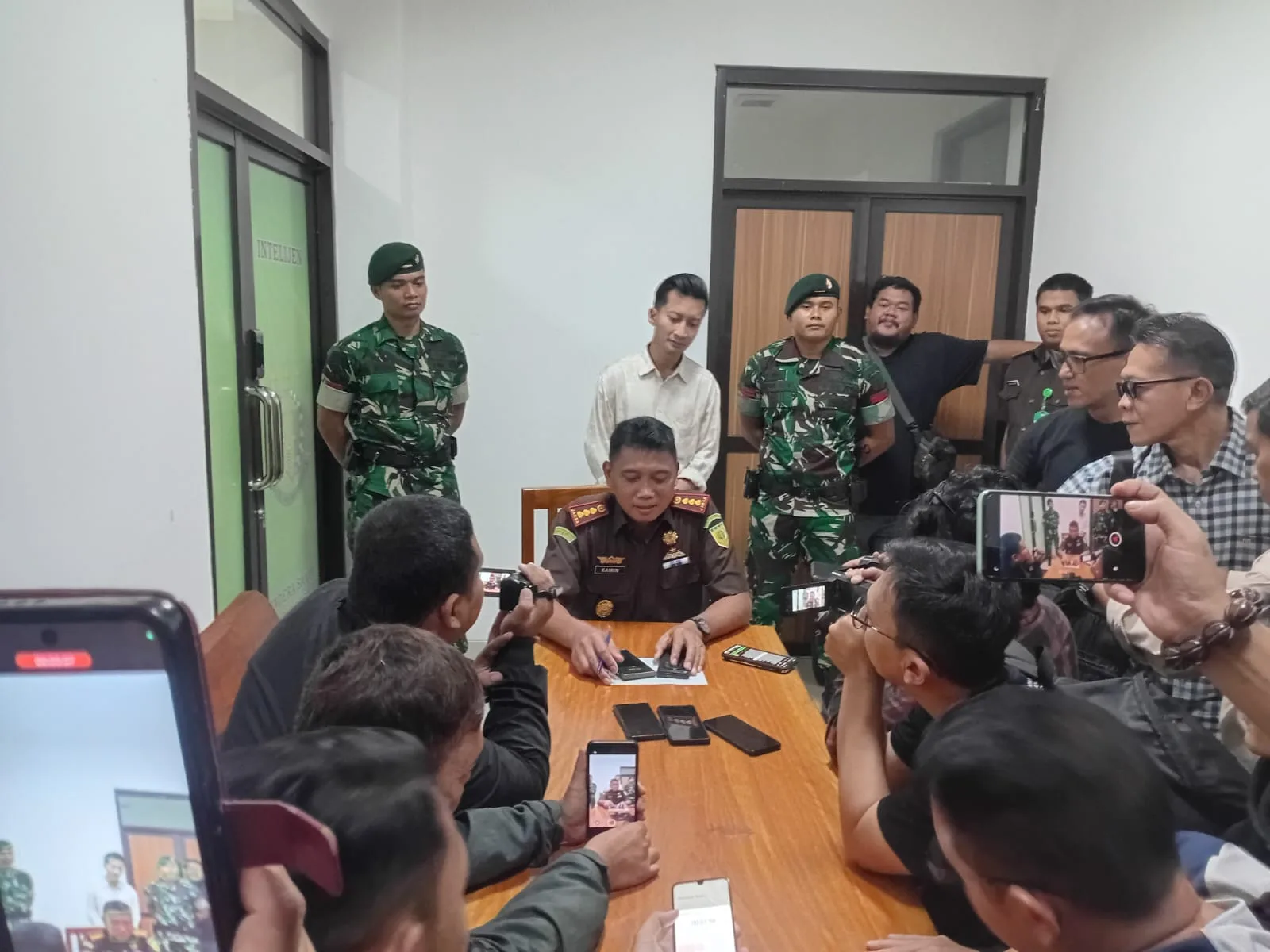 Kejari Cianjur mengamankan Rp1 miliar dalam penyidikan dugaan korupsi proyek PJU. Sebanyak 30 saksi telah diperiksa dan nama calon tersangka sudah dikantongi.