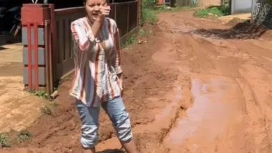 Sebuah video viral di TikTok menunjukkan kondisi jalan rusak parah dan berlumpur di Cibinong, Cianjur.