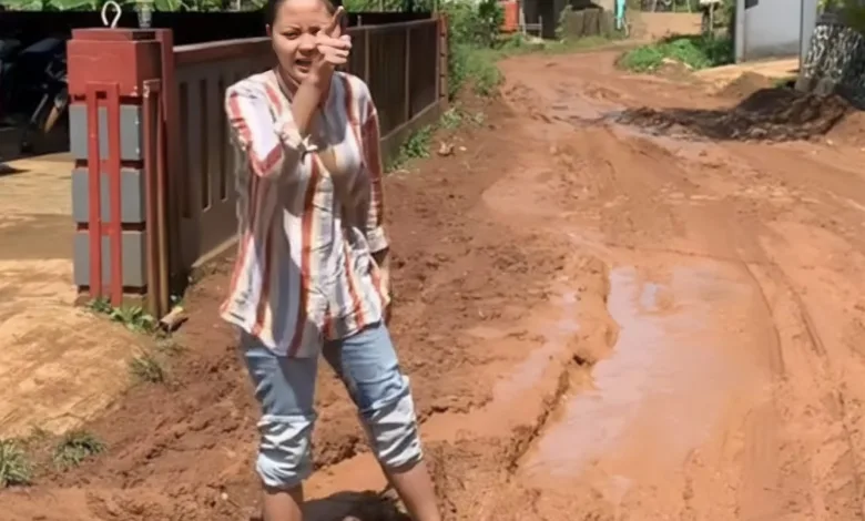 Sebuah video viral di TikTok menunjukkan kondisi jalan rusak parah dan berlumpur di Cibinong, Cianjur.