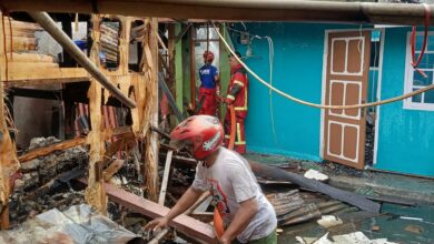 Kebakaran hebat di Kecamatan Pacet, Cianjur, menghanguskan tiga bangunan kontrakan dan satu gudang pada Minggu (13/07/2025).