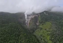 Tangkapan layar video yang diunggah akun Instagram @andrearamadhaan menampilkan kepulan asap dari Kawah Wadon di Gunung Gede Pangrango.