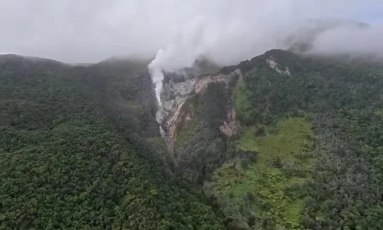 Tangkapan layar video yang diunggah akun Instagram @andrearamadhaan menampilkan kepulan asap dari Kawah Wadon di Gunung Gede Pangrango.