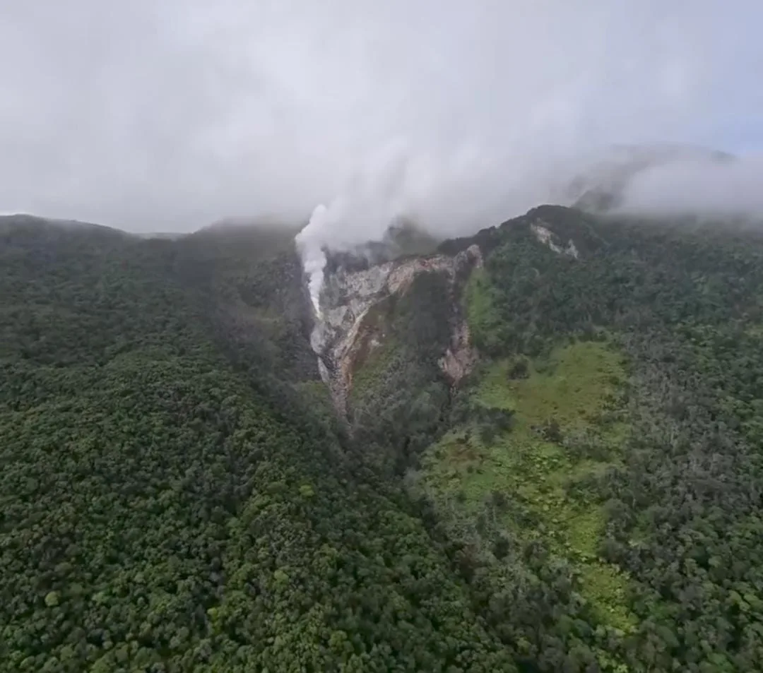 Tangkapan layar video yang diunggah akun Instagram @andrearamadhaan menampilkan kepulan asap dari Kawah Wadon di Gunung Gede Pangrango.