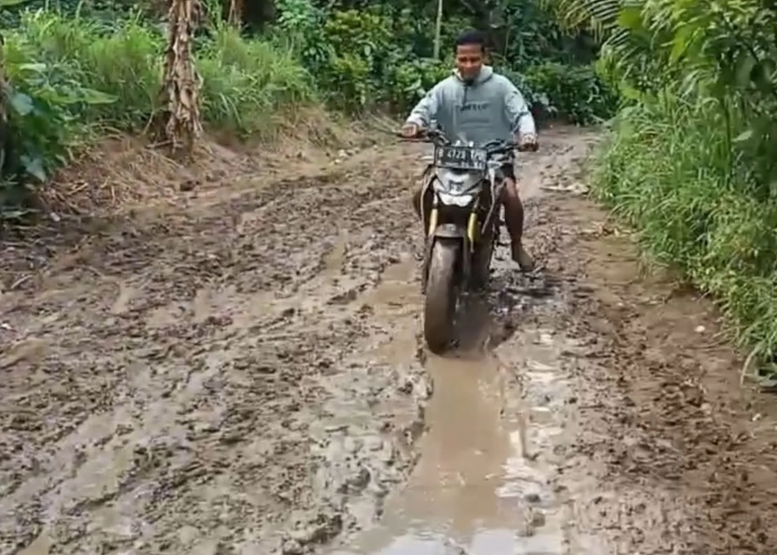 Jalan rusak parah sepanjang 4 km di Desa Neglasari, Agrabinta, menghambat ekonomi dan aktivitas warga.