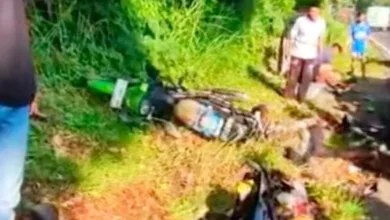 Kecelakaan beruntun terjadi di Cugenang, Cianjur, Minggu (20/07/2025). Sebuah mobil Gran Max gagal menyalip dan menabrak tiga motor