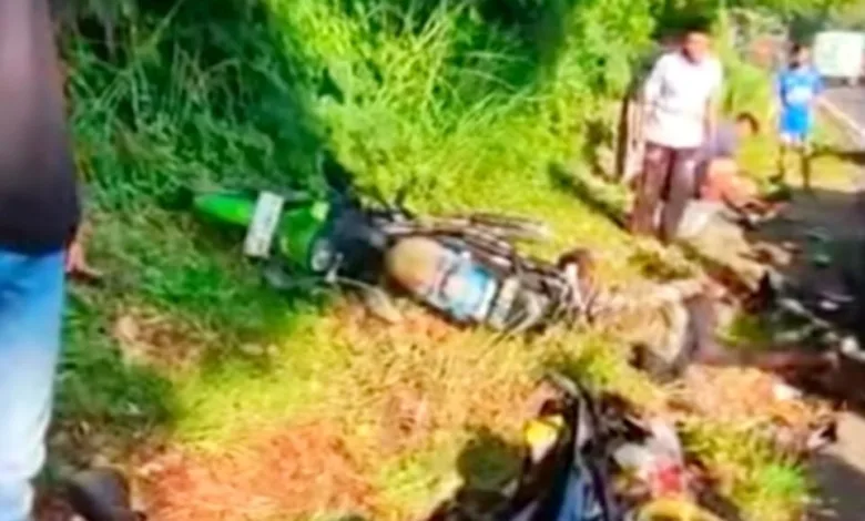 Kecelakaan beruntun terjadi di Cugenang, Cianjur, Minggu (20/07/2025). Sebuah mobil Gran Max gagal menyalip dan menabrak tiga motor