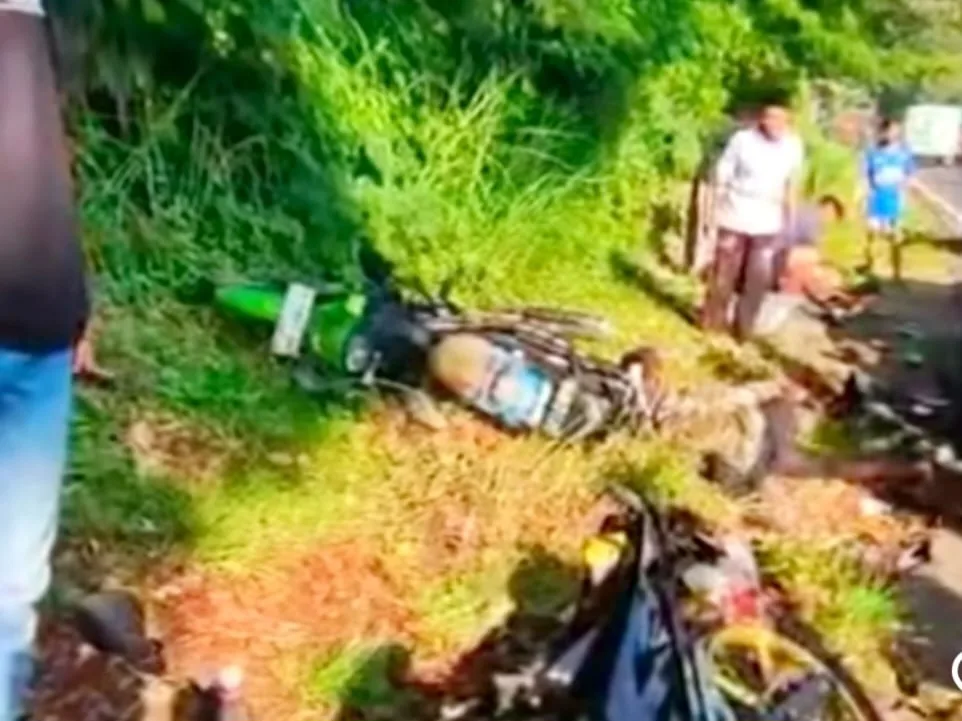 Kecelakaan beruntun terjadi di Cugenang, Cianjur, Minggu (20/07/2025). Sebuah mobil Gran Max gagal menyalip dan menabrak tiga motor
