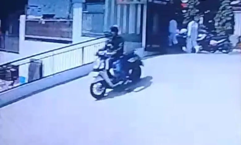 Seorang pelajar di Cianjur kehilangan motornya di dekat Markas PMI, Minggu (20/07/2025).